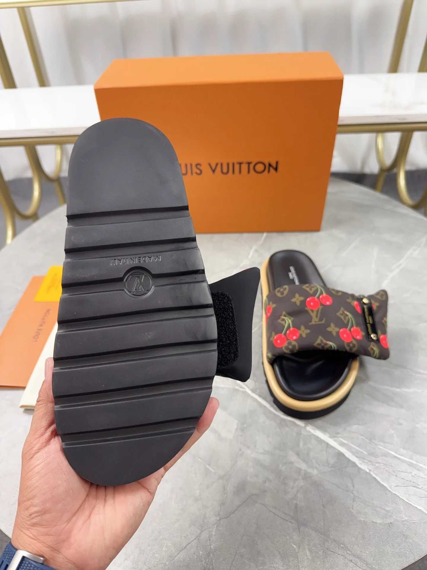 👟👟Ex-factory price 360👟👟 LV Donkey Brand L Family 2025 Hot Style Embossed Logo Embossed Sandals This Pool Pillow Comfort flat sandals are made of technical fabrics and use high-frequency embossing technology to reinterpret the Monogram pattern. Soft padded upper with adjustable Velcro, comfortable and tough insole adds harmonious colors ▪️Fabric: Original customized technical fabric ▪️Lining: soft sheepskin lining ▪️Sole: Original open-molded rubber foam outsole ▪️Size: 35-45